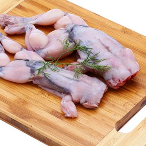 Sơ chế ếch nấu cháo cho bé