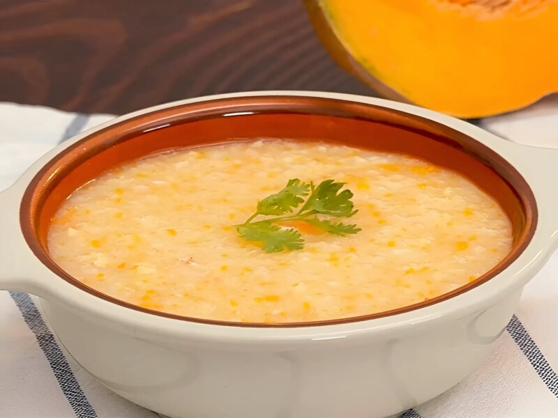Cháo tôm cho bé kết hợp với bí đỏ